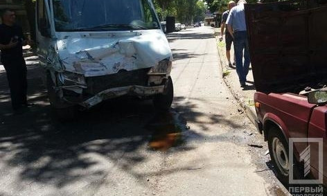 ДТП в Кривом Роге: "Жигули" столкнулись с микроавтобусом, пострадал водитель