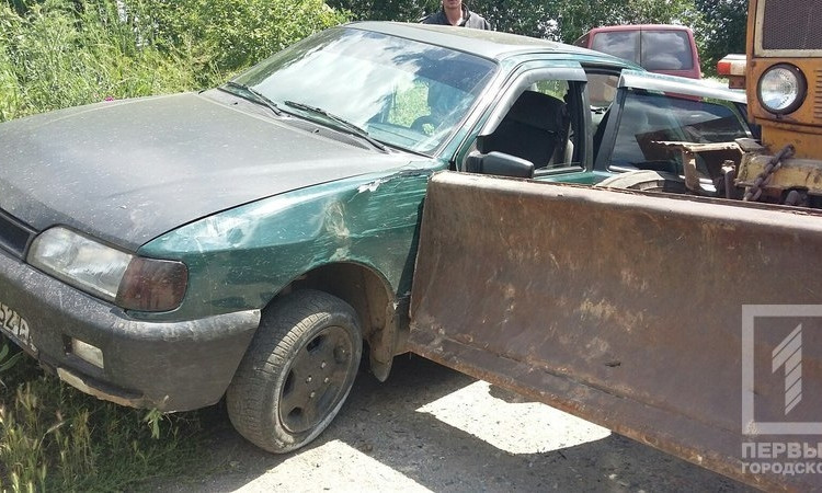 В Кривом Роге автомобиль въехал в трактор
