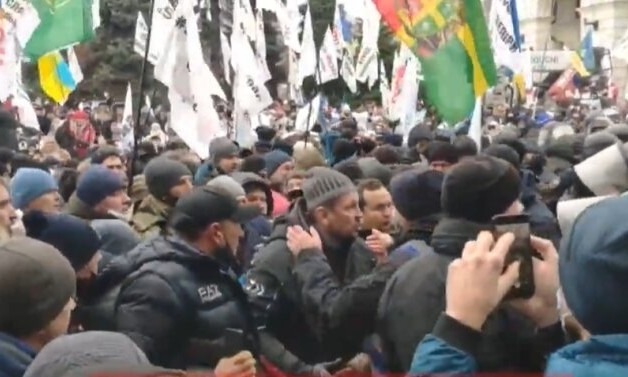 На Майдане происходят столкновения между полицией и ФОПами - протестующие устанавливают палатки (ВИДЕО)