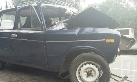 Очередная авария в Кривом Роге: "Жигули" врезались в столб, есть пострадавшие