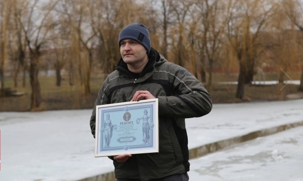 Українець встановив рекорд, пропливши під льодом 61 метр (відео)