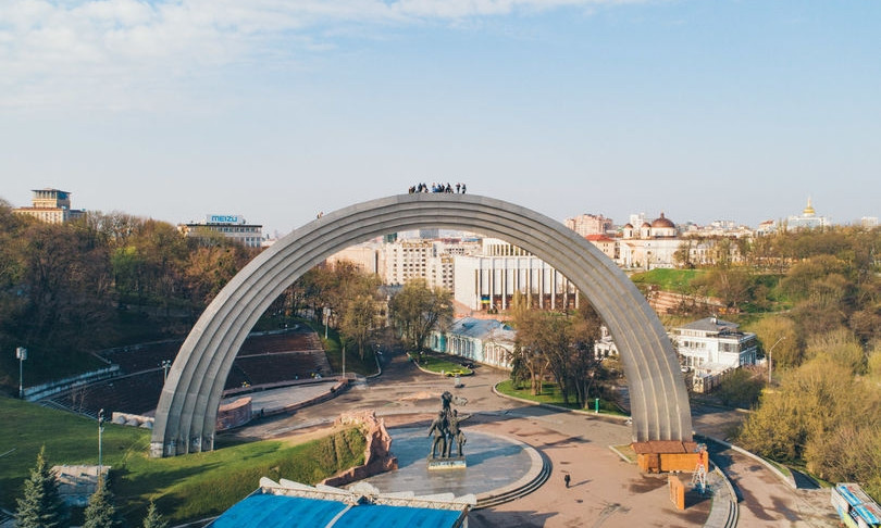 Запаморочливі фото: екстремали залізли на Арку Дружби народів для зустрічі світанку