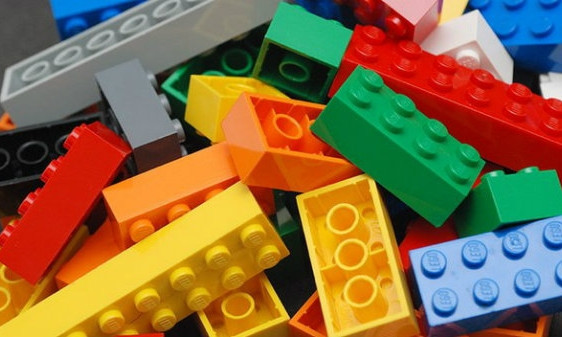 Всі перші класи в Україні безкоштовно отримають набори LEGO