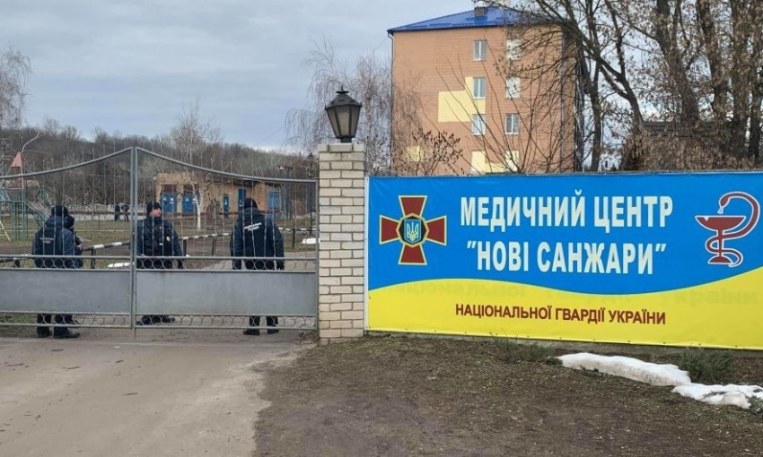 "Сами понимаете. Все должны быть здоровыми и защищенными. От любых вирусов" - журналист рассказал, что в обсервацию в Санжарах передали партию презервативов (ФОТО)