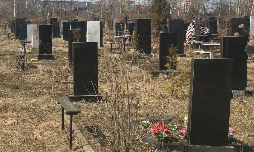 В Днепре на кладбище веселились "малолетки" и снимали все на видео
