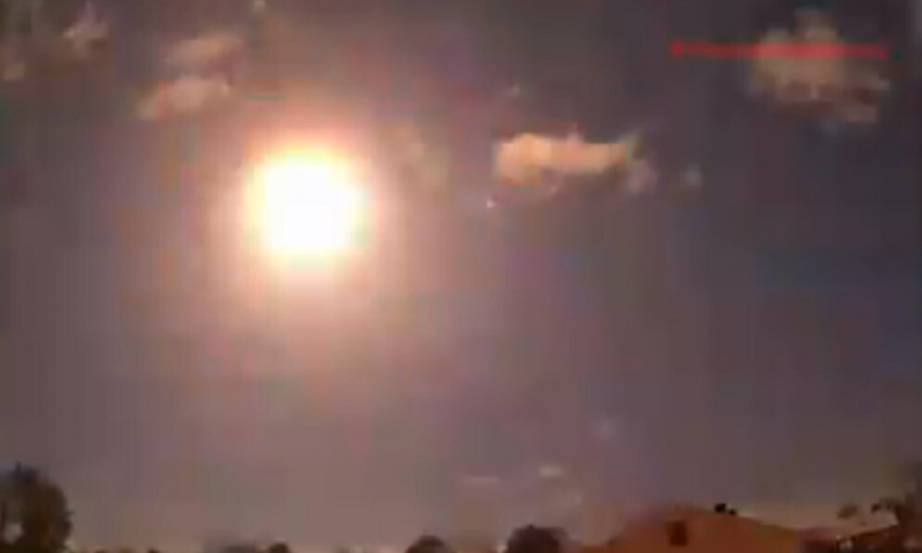 В небе взорвался метеорит: видео редкого небесного явления вызвало резонанс 