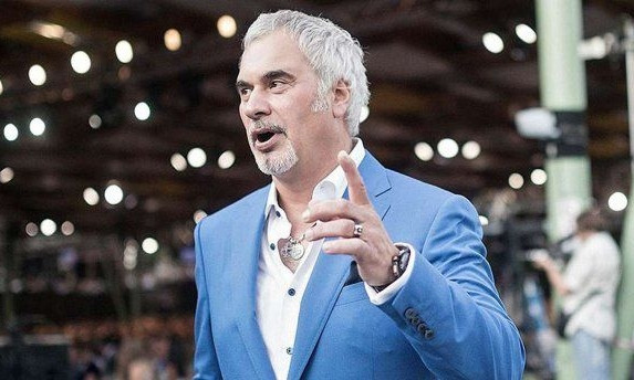 Меладзе почистил сарай от навоза. Поклонники разделились на два лагеря