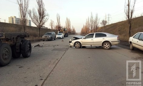 ДТП в Кривом Роге: легковушка врезалась в грузовики, есть пострадавшие