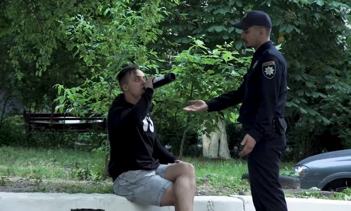 Що буде, якщо пити алкоголь перед поліцейським: цікавий пранк, але ніколи не робіть так! (відео)