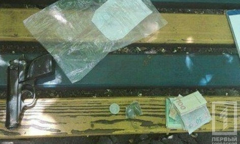 19-летний криворожанин гулял по улицам с наркотиками и оружием