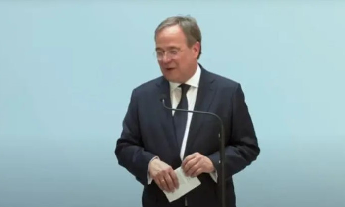 В Германии скандал: кандидат в канцлеры смеялся на фоне выступления, посвященного пострадавшим от наводнения немцам (ВИДЕО)