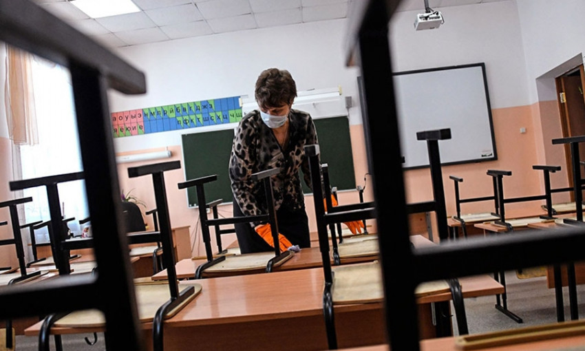 С сегодняшнего дня Кабмин рекомендует школам уйти на каникулы, учебным заведениям на "дистанционку", компаниям - на удаленную работу
