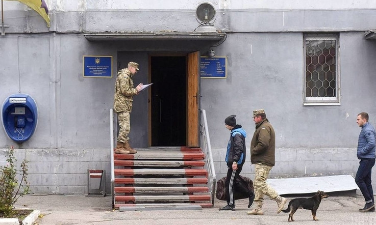 Беги, сынок! Мать укусила сотрудника военкомата, защищая свое чадо