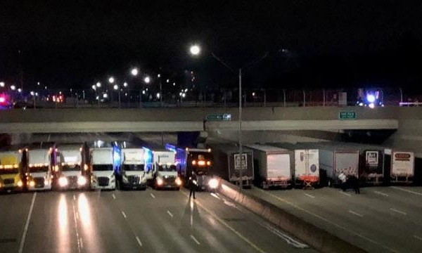 В США полиция остановила 13 грузовиков что бы спасти самоубийцу (фото)