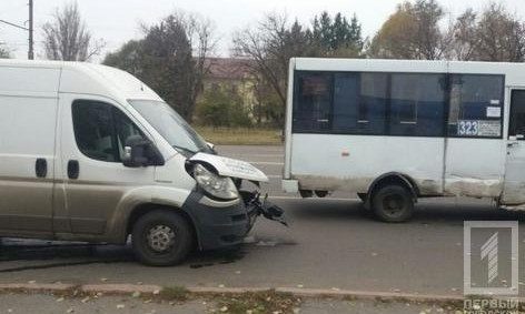 В Кривом Роге в маршрутку врезался бус
