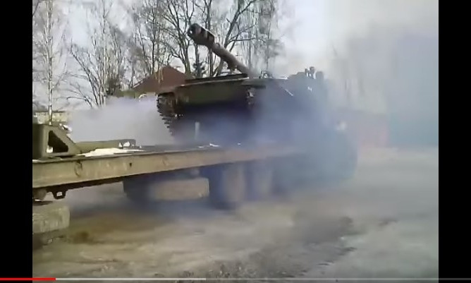 «Посохшими»: російські військові «впустили» на землю артилерійську установку (відео)