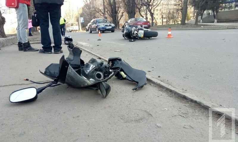ДТП в Кривом Роге: не разминулись маршрутка, "ВАЗ" и мотоцикл