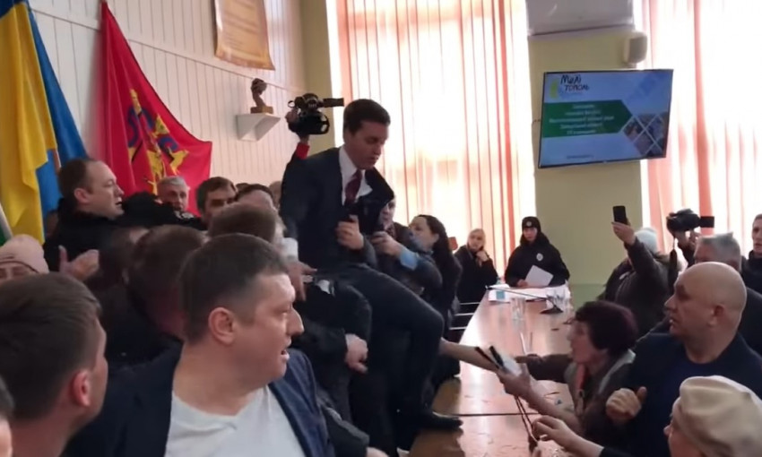Выбивал двери, прыгал по столам: "Слуга народа" сорвал заседание горсовета в Мелитополе (ФОТО, ВИДЕО)