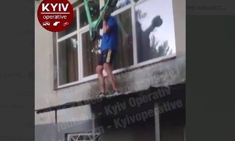 В Киеве парень сбросил электросамокат со второго этажа: ролик возмутил сеть