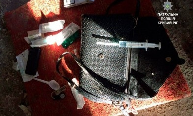 Две криворожанки прятали "ширку" в нежилом здании