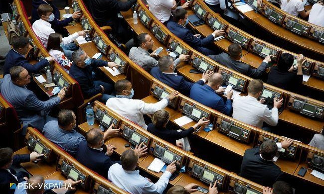 Голосовали проездными билетами, футлярами от очков: сегодня депутаты рассказали о курьезах с голосованием в ВР