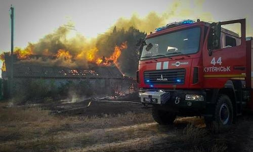 Во время масштабных пожаров на Харьковщине тракторист бросился вспахивать землю и спас 20 домой от огня (ФОТО)