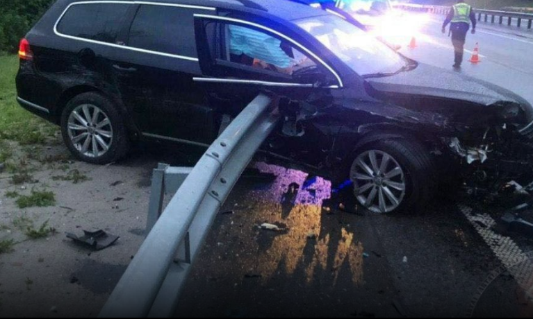 На трассе под Львовом ДТП: отбойник "прошил" автомобиль (ФОТО 18+)