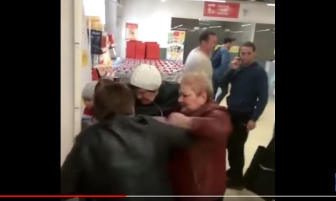 Дикі люди: в Мережі сміються над жадібними росіянами, які б’ються за іграшки (відео)