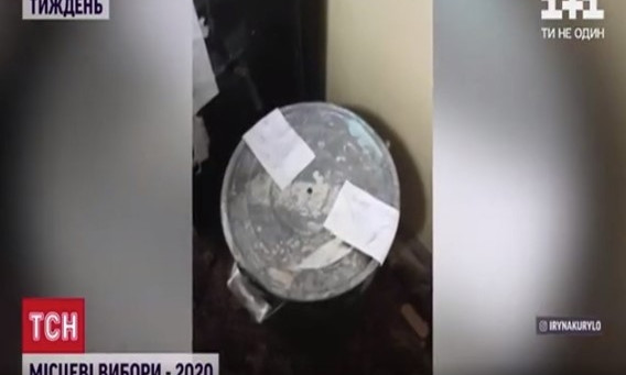 Бюллетени в кастрюле, распил болгаркой, обливание кофе: топ нелепостей на местных выборах в Украине