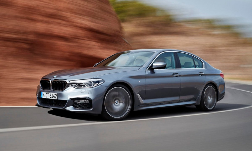 Зачем растаможивать, если можно замуровать: украинец сделал BMW элементом декора собственного дома (ФОТО)