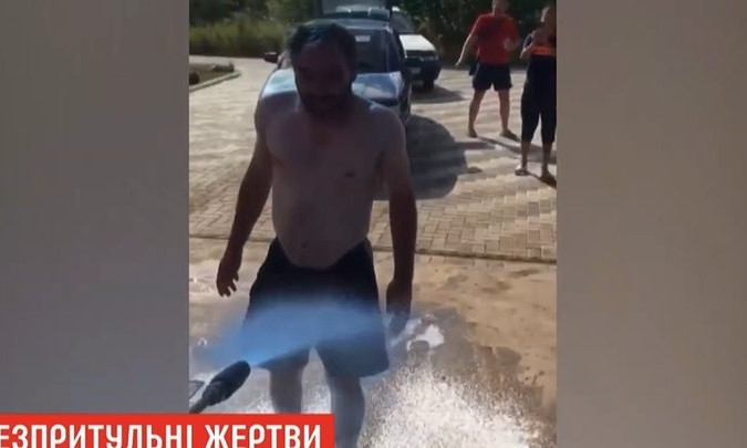 Таксист помыл бездомного на автомойке средствами для автомобилей
