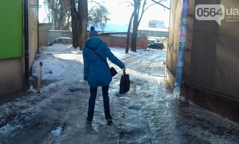 В Кривом Роге обледеневшие тротуары создают массу проблем горожанам 