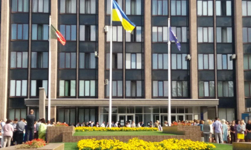 Возле горисполкома Кривого Рога на флагшток подняли символику государства