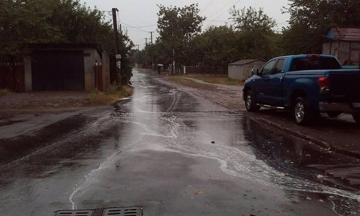 Дождевую воду собирает двор вместо ливневки