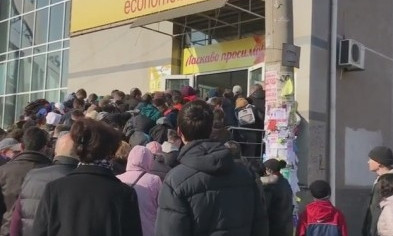 Несколько сотен криворожан провели 8 марта у входа в секонд-хенд