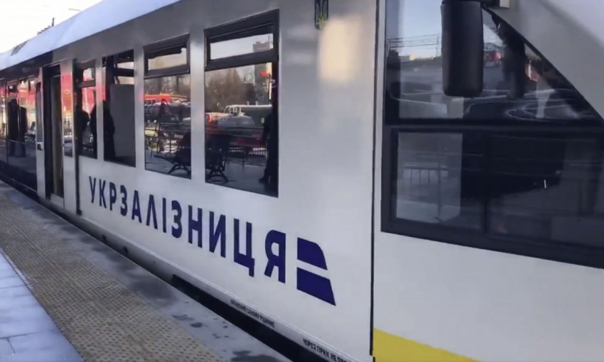 В "Укрзализныце" ограничат движение поездов на территории Запорожской и Хмельницкой областей, попавших в "красную" зону