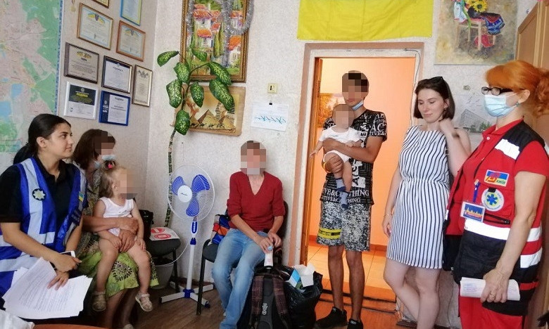 Пожилая киевлянка оставила детей у магазина: детали 