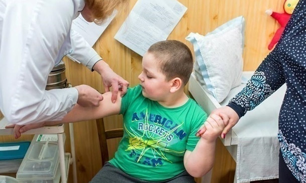 "Нет прививок - учись дома!": в Мукачево невакцинированным детям запретят посещать школы