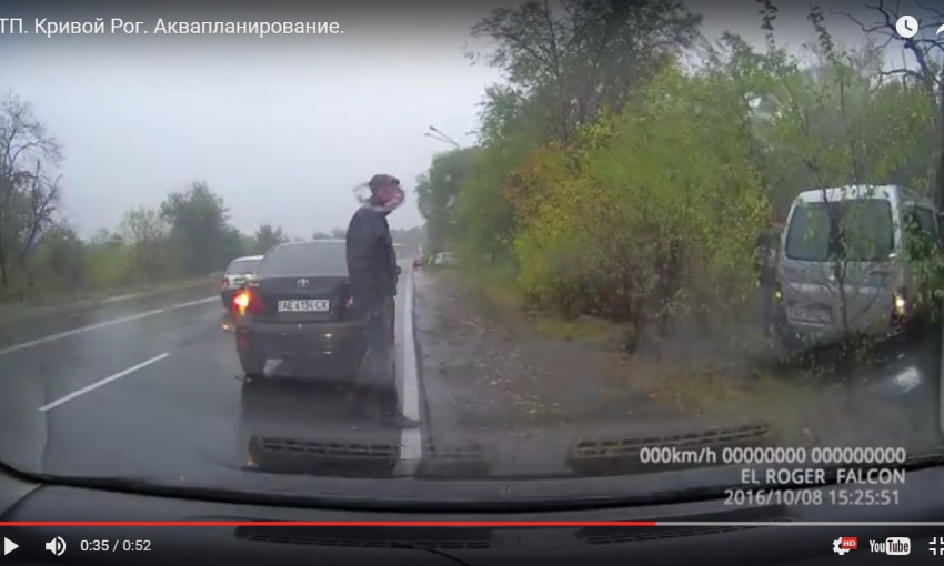 ДТП в Кривом Роге - два автомобиля в кювете