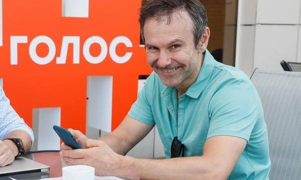 "Моральный авторитет нации" Вакарчук веселил водочных магнатов из РФ в 2015-м", - Портнов