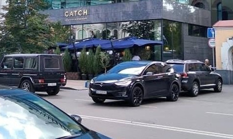 В Киеве подожгли Tesla, в которой Зеленский любил снимать свои блоги (ВИДЕО)