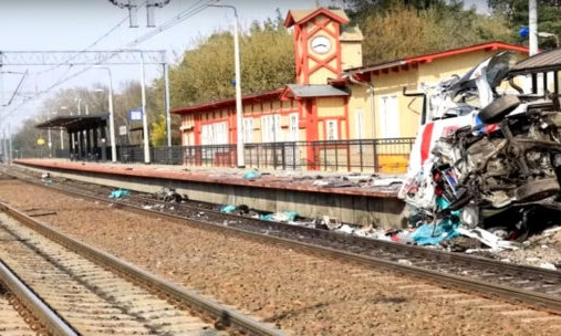 Видео-шок из Польши: поезд раздавил карету скорой помощи с тремя людьми