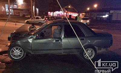 В Кривом Роге пьяный водитель не справился с управлением и врезался в столб