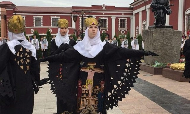 Українську чиновницю звільнили за російську пісню, що прославляє російського солдата