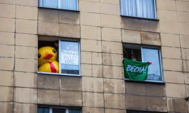 Российского активиста арестовали за резиновую уточку в окне