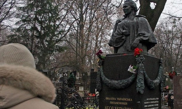 На выходных осквернили могилу известной украинской поэтессы