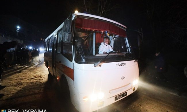 Эвакуированная украинка показала, в каких ужасных условиях им предстоит жить 14 дней (ВИДЕО)
