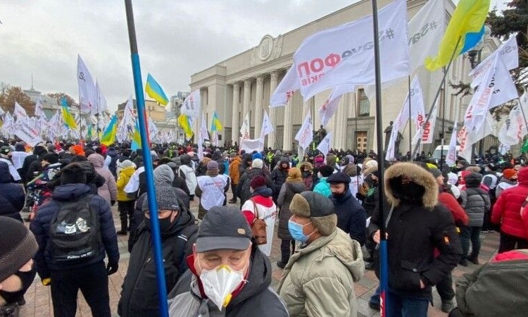Протесты набирают обороты: участники движения  SaveФОП перекрыли в Киеве дорогу
