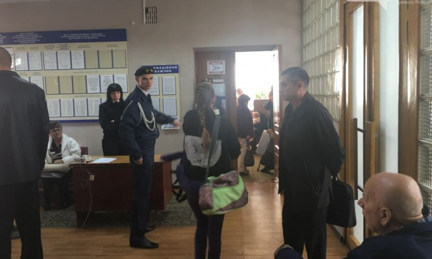 Криворожанке с ребенком на руках приходится "ходить по кругу"