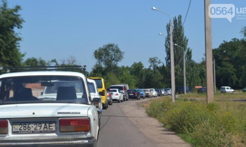 Терпение и еще раз терпение: чтобы попасть на "Артем" автомобилистам нужно запастись временем